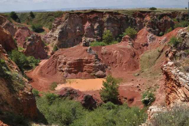 Spinazzola, quel posto che sembra un canyon del far west: � la cava rossa di bauxite
